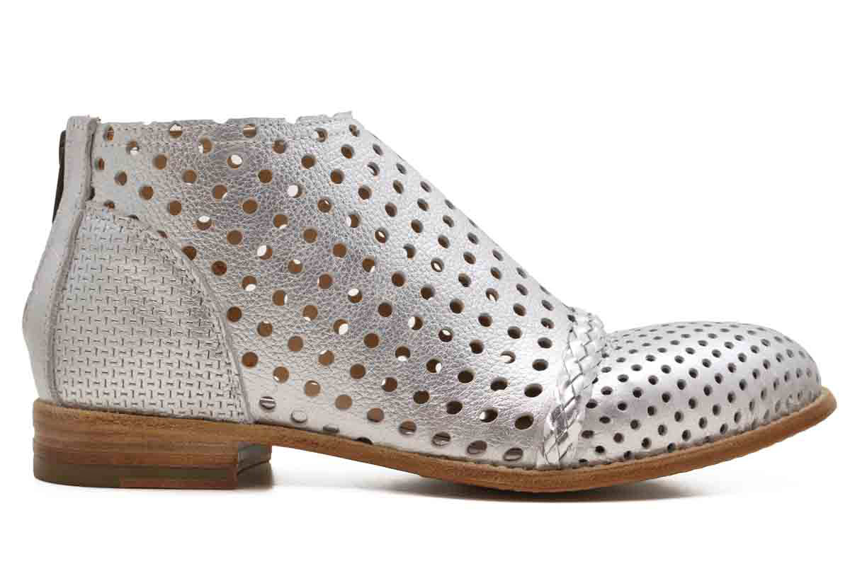 market Spit Go to the circuit La Bottega di Lisa Nicola in Silver : Ped Shoes - Order online or 866.700. SHOE (7463).